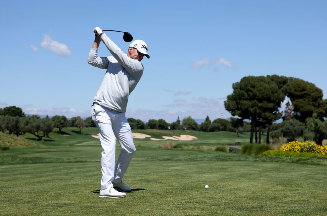 TARRAGONA, SPAIN - APRIL 24: Yannik Paul of Germany plays his tee shot to the 1st hole during Day Four of the ISPS Handa Championship at Lakes Course, Infinitum on April 24, 2022 in Tarragona, Spain. tour news (Photo by Andrew Redington/Getty Images)