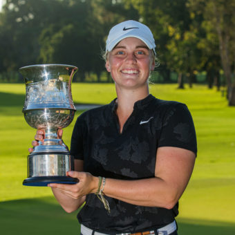 01/05/2022. Ladies European Tour 2022. Women's New South Wales Open - Coolangatta & Tweed Heads Golf Club, New South Wales, Australia. April 28 - May 1 2022. Maja Stark of Sweden with her trophy. tour news Credit: Tristan Jones/LET