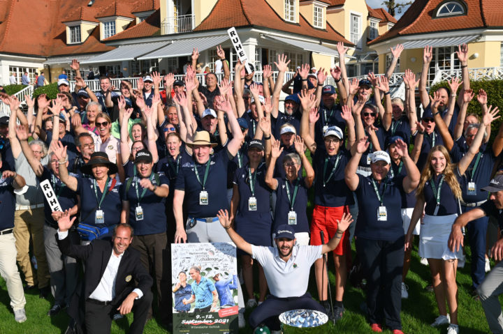 Die Helfer mit dem Sieger 2021: Angel Hidalgo, bieg green egg German challenge, Wittelsbacher gc