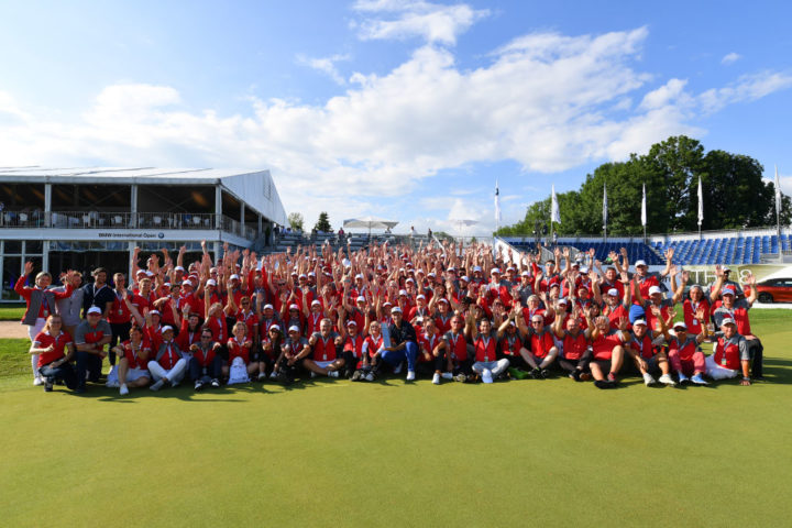 Stimmmung! Bei der BMW International Open gibt es Jahr für Jahr unzählige, treue Volunteers, die sich für einen reibungslosen Turnierablauf einsetzen. (Foto: Getty Images)