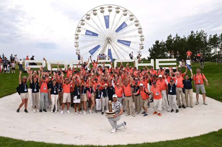 Der frisch gebackene Sieger der PEO 2022 Kalle Samooja mit den Volunteers. (Foto: Getty Images)