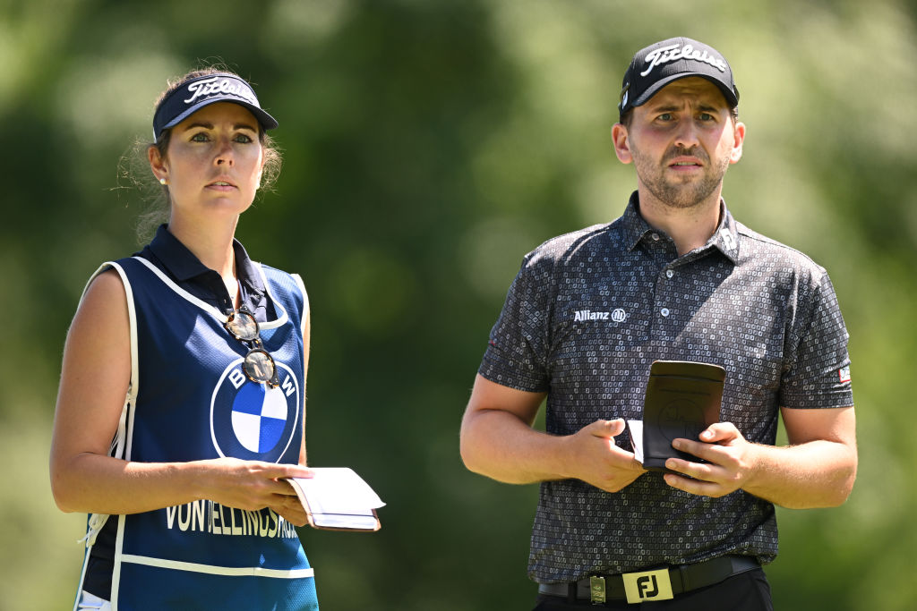 Bei der BMW International Open 2022 spielt sich Nicolai von Dellingshausen unter die Top 10. Mit an seiner Seite: Freundin Ilka Reimerst als Caddie – ein starkes Duo. (Foto: Getty Images)