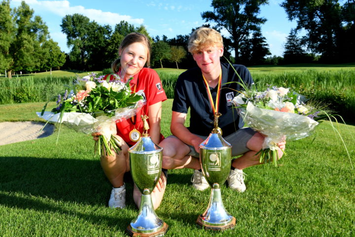 Die Siegerin Lara Ok vom GC München Valley mit Sieger Leonas Jung vom GC St. Leon-Rot. (Foto: Frank Föhlinger | golfmomente.de)
