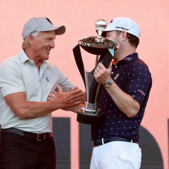 LIV-CEO Greg Norman mit Turniersieger Branden Grace