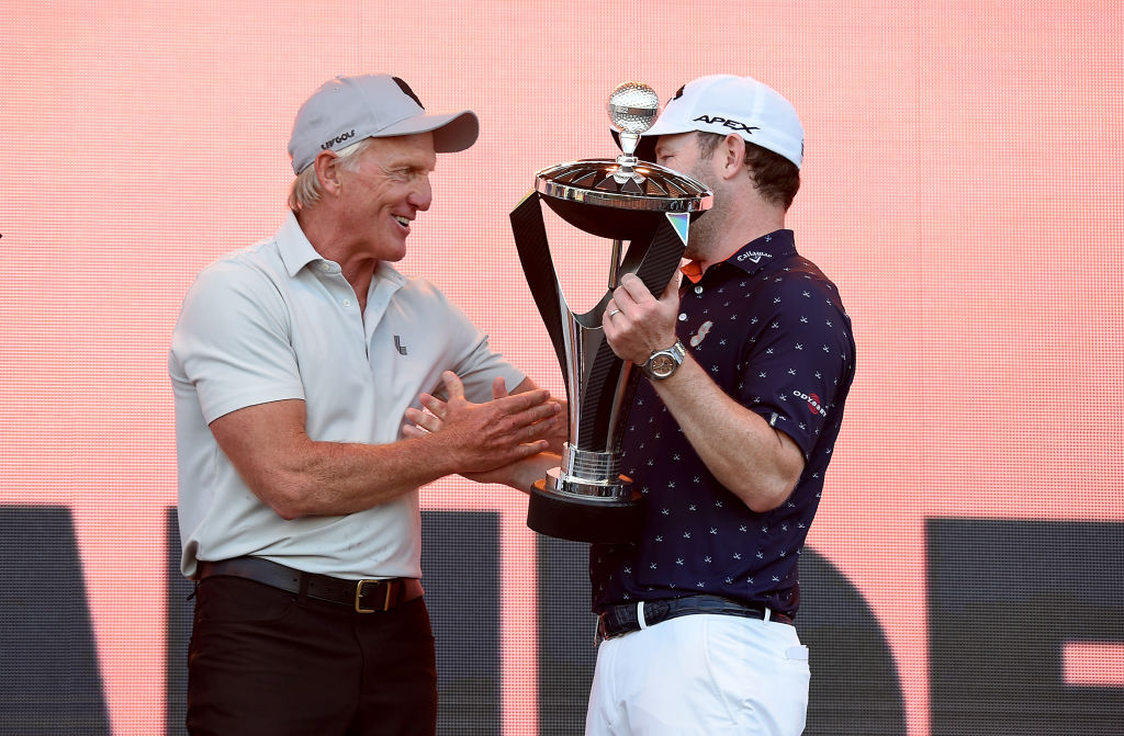 LIV-CEO Greg Norman mit Turniersieger Branden Grace