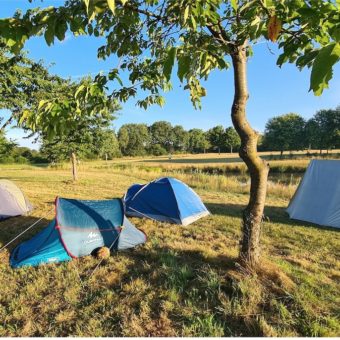 Kaum waren die Zelte aufgeschlagen, ging es schon auf den Golfplatz. Turniere, Sport, Spaß und Night Golf gab es beim Jugendferiencamp im GCG.