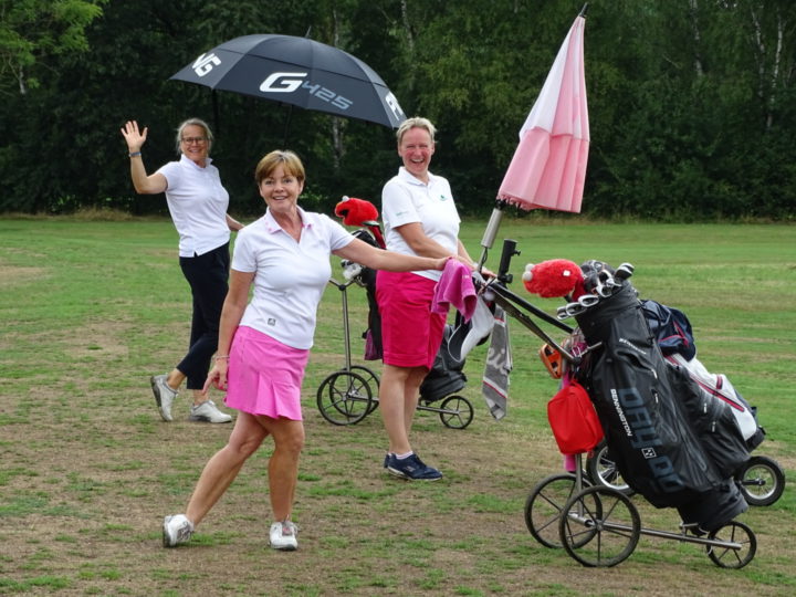 Michaela Heine (Mitte) spielte selber mit und gewann sogar den Longest Drive.