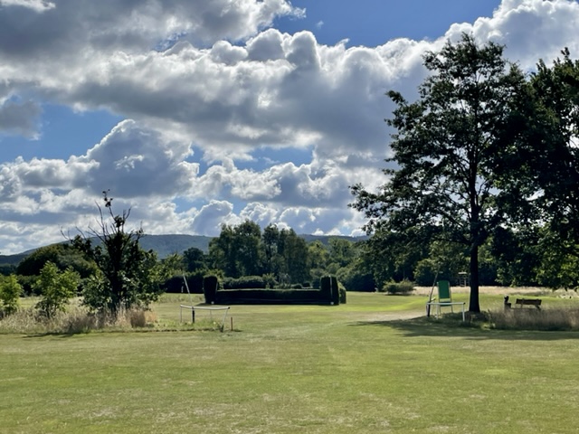 Galopp-Golf oder so – Im GC Harz wird auf den Bahnen 7 bis 10 inmitten einer Galopprennbahn Golf gespielt – und diese wird für zwei Wochen im Jahr für Vierbeiner mit ungefähr ein PS genutzt.