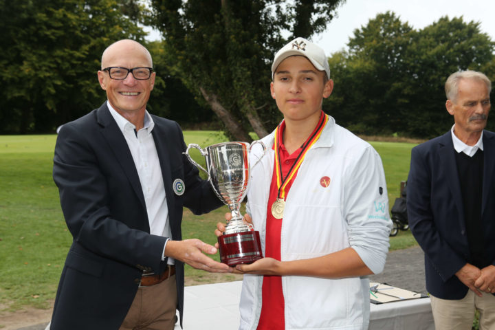 22-09-27 DGV-Sportvorstand Marcus Neumann überreicht Ben Kelling vom GC München Valley den Pokal für den Sieg in der AK 18 der Jungen. (Foto DGV Wolfgang Maxwitat)