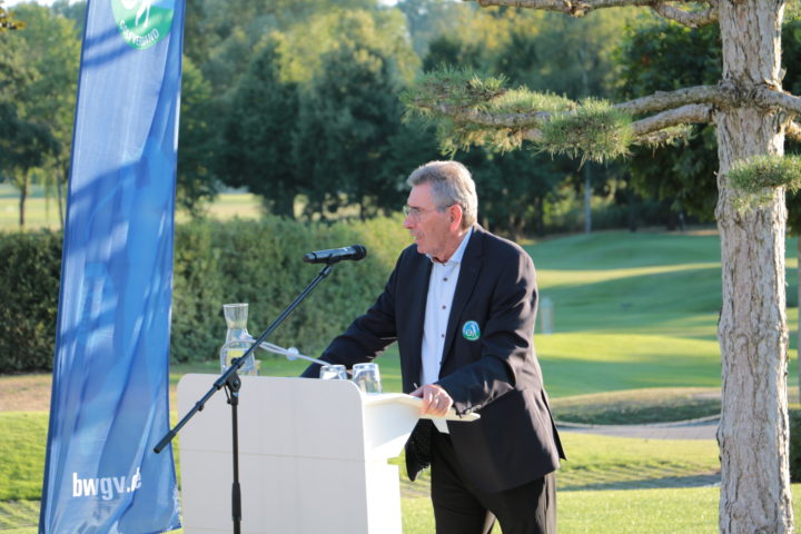 Otto Leibfritz begrüßt die Teilnehmer und Teilnehmerinnen des 8. BWGV Präsidenten-Cup in St. Leon-Rot.