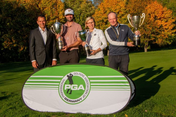 Kariem Baraka (l.) mit den Siegern der Deutschen Golflehermeisterschaften: (v.l.) Ben Parker, Anka Lindner, Martin Hastie.