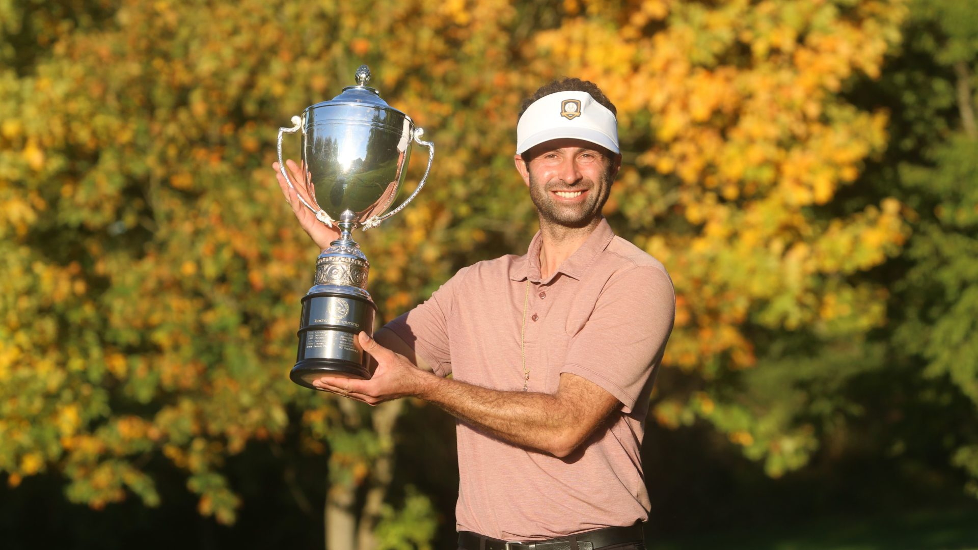 Da ist der Pott! Ben Parker siegt bei den Deutschen Golflehrermeisterschaften im GC Hardenberg.