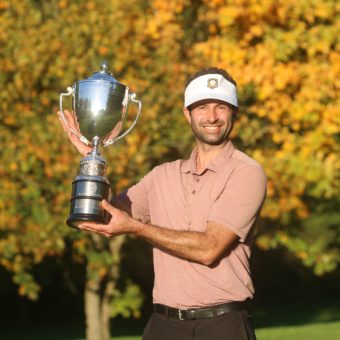 Da ist der Pott! Ben Parker siegt bei den Deutschen Golflehrermeisterschaften im GC Hardenberg.