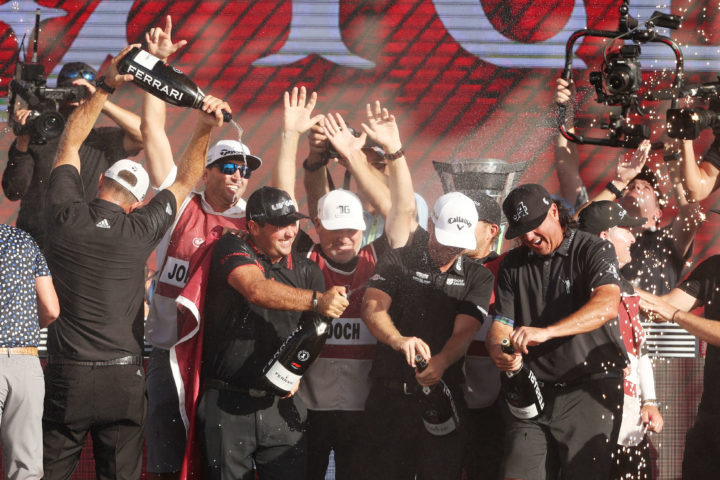 DORAL, FLORIDA - OCTOBER 30: Team Captain Dustin Johnson, Patrick Reed, Pat Perez and Talor Gooch of 4 Aces GC celebrate their team win with their caddies on stage after the team championship stroke-play round of the LIV Golf Invitational - Miami at Trump National Doral Miami on October 30, 2022 in Doral, Florida. tour Ergebnisse (Photo by Patrick Smith/LIV Golf via Getty Images)