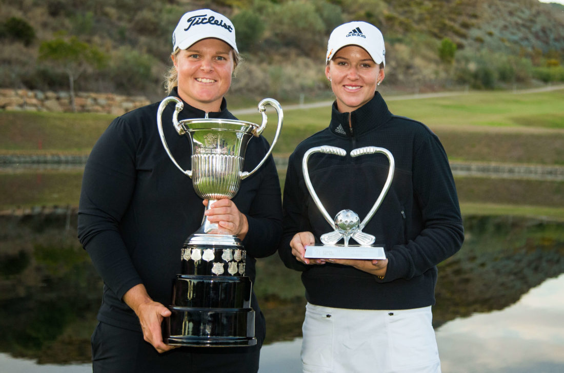 27/11/2022. Ladies European Tour 2022. Andalucia Costa Del Sol Open D'Espana, Alferini Golf, Benhavis, Spain. Caroline Hedwall and her trophy and Linn Grant with her Race to Costa Del Sol trophy. tour news Credit: Tristan Jones / LET