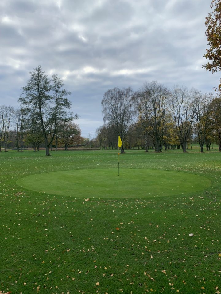 Das Wintergrün der Bahn B9. Insgesamt 27 sogenannte Ausweichgrüns hat der Leading Golf Club Hamburg Wendlohe. So kann ganzjährig handicaprelevent gespielt werden.