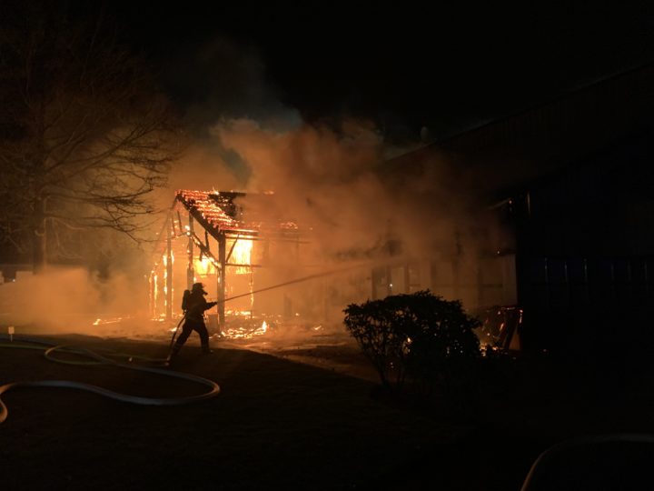 Dramatische Bilder aus dem GC Hamburg Wendlohe. Am Abend des 10. Janaur fing ein Gebäude (Caddyhalle, Pro-Shop, Sekretariat und Geschäftsstelle des Hamburger Golf Verbands) Feuer.