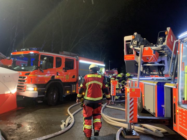 200 Feuerwehrleute im Einsatz – Berufsfeuerwehren und Freiwillige Feuerwehren löschten den Brand im GC Hamburg Wendlohe.