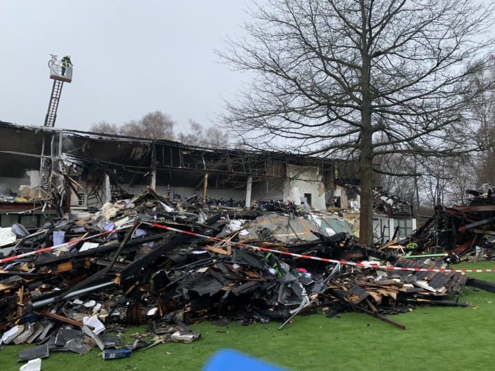 Brandruine – direkt am ehemaligen Übungsgrün liegen die Trümmer von Pro Shop. Caddyhalle & Co. Aktuell darf das »Gebäude« wegen Einsturzgefahr nicht betreten werden.