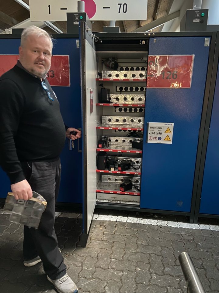 Völlig unversehrt: Christoph Lampe zeigt einen der Batterieschränke des GC Hamburg Wendlohe. Dieser befindet sich in der teilweise abgebrannten Caddyhalle und war nicht vom Feuer betroffen. (Foto: Isabel von Wilcke)
