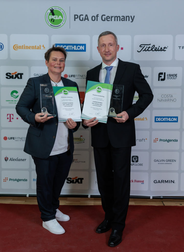 Alexandra Schleining (l.) und Benjamin Schlichting freuten sich über ihre Auszeichnungen zum Jugendtrainer des Jahres 2022 in der Kategorie Leistungssport. (Foto: Stefan Heigl/PGA of Germany)