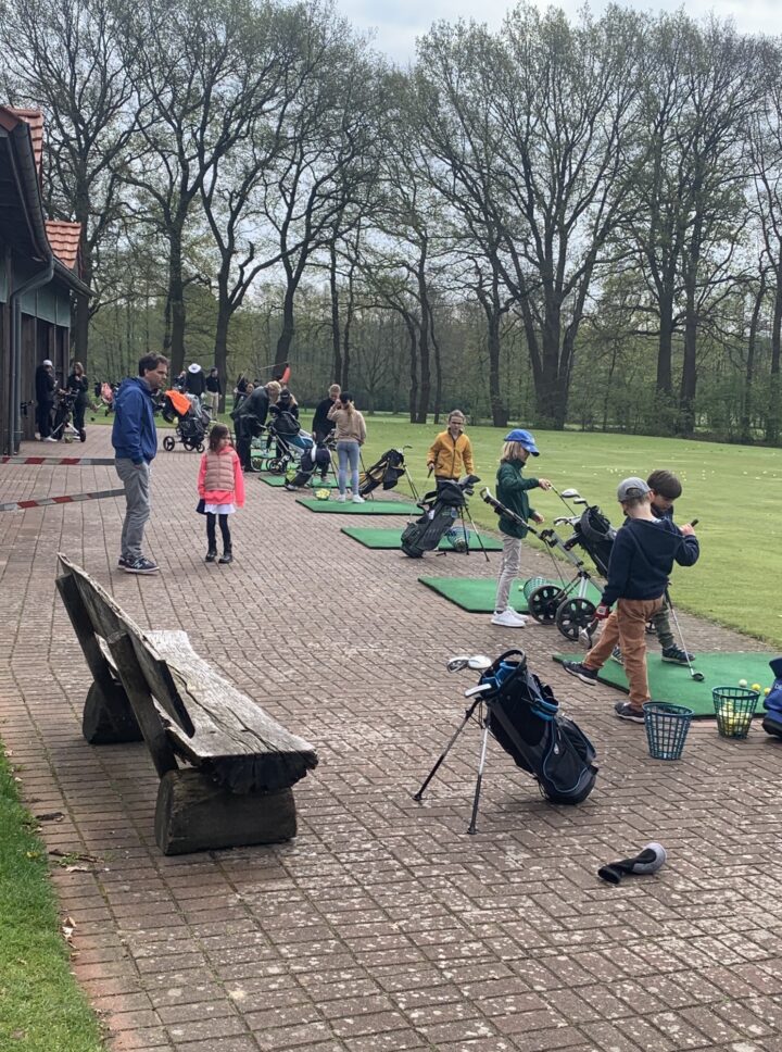 Der Jugendcup Bremen und Umzu im GC Wümme. Hier werden die kleinen und etwas größeren Jugendlichen beim Hobby mit dem kleinen weißen Ball unterstützt und gefördert.