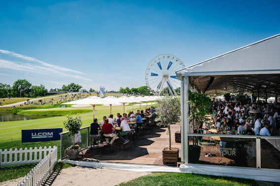 Blick auf den VIP-bereich, der »Garden Lounge« und die 18. Bahn mitsamt Riesenrad bei der Porsche European Open.