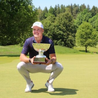 Strahlender Sieger der Riedhof Open: Tadeas Tetak mit Pokal auf dem Grün der 18 des GC München-Riedhof.