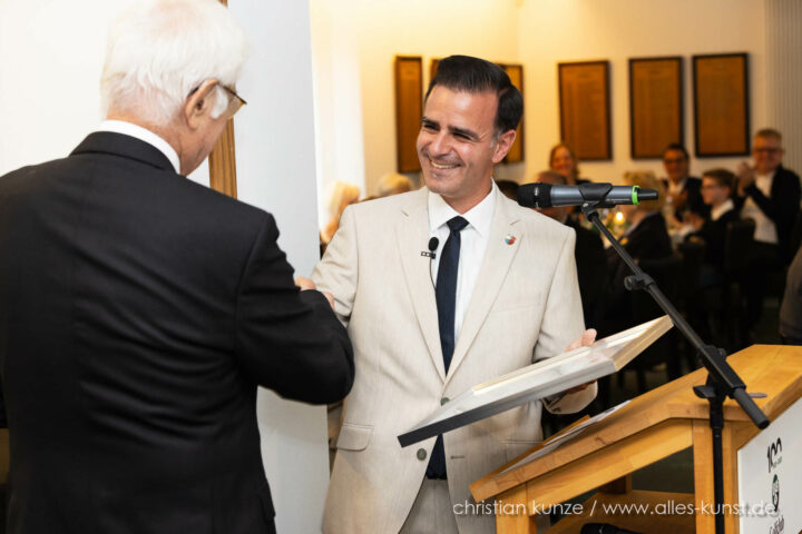 Bürgermeister Claudio Provenzano gratuliert nach seiner Ansprache am Traditionsabend dem HGC-Präsidenten Wermelt im Namen der Stadt Garbsen. (Foto: Christian Kunze)