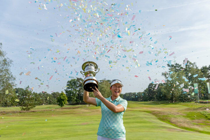 10/09/2023. Ladies European Tour. Big Green Egg Open, Hilversumsche Golf Club, Hilversum, Netherlands, 8-10 September. Trichat Cheenglab of Thailand with her trophy. Credit: Tristan Jones / LET tour news