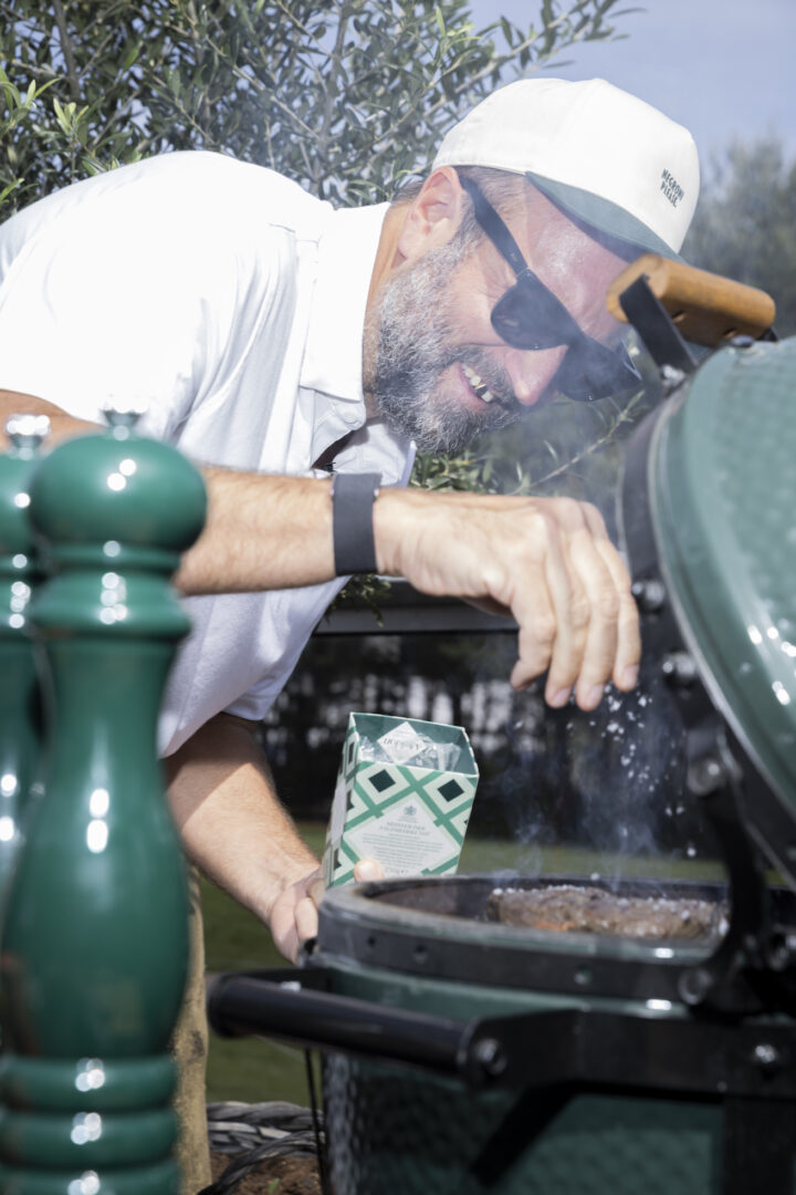 Hat nicht nur ein Gespür, sich in Szene zu setzen, sondern auch für gute Koch-Rezepte. Paul Ripke am Grill von BigGreenEgg. (Foto: Porsche AG/Webber)