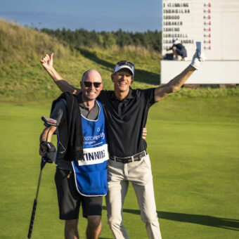 Jubel bei Steen Tinning. Der Däne ist nach Tag 2 der WINSTONgolf Senior Open 2023 »Leader in the clubhouse«. Neben ihm sein strahlender Caddie Yannic Türkis – Golfer und äußerst erfolgreicher Freizeit-Caddie aus Hamburg. (Foto: Stefan von Stengel)