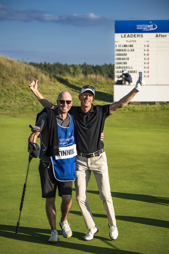 Jubel bei Steen Tinning. Der Däne ist nach Tag 2 der WINSTONgolf Senior Open 2023 »Leader in the clubhouse«. Neben ihm sein strahlender Caddie Yannic Türkis – Golfer und äußerst erfolgreicher Freizeit-Caddie aus Hamburg. (Foto: Stefan von Stengel)