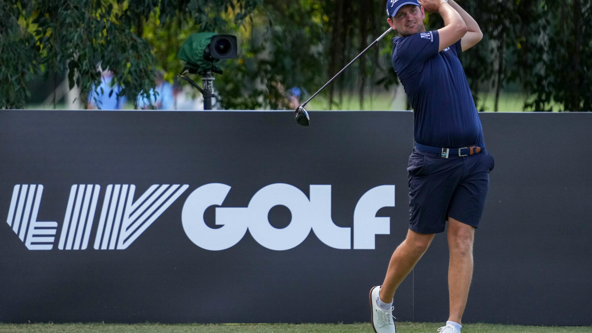 DORAL, FL - OCTOBER 28: Bernd Wiesberger of Hy Flyers GC plays his shot from the fifth tee during the quarterfinals of the LIV Golf Invitational - Miami at Trump National Doral Miami on October 28, 2022 in Doral, Florida. (Photo by Eric Espada/Getty Images)