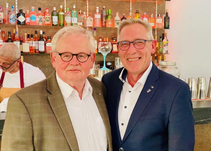 Dirk Reuss (r.), Präsident des LIONS Club Gifhorn, begrüßt alle Golfer und Golferinnen und insbesondere den 1. Vice-Governor des LIONS-Distrikts Niedersachsen/Hannover, Günter Kraft, den viele noch aus seiner Zeit als Präsident des GC Gifhorn kennen.