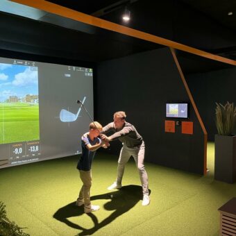 Indoor-Training für Jugendliche im »Eisen 7« (geschrieben: E7SEN) in Glinde. Hier können sich diesen Winter Kinder und Jugendliche (im Alter von 7 – 17 Jahren) mittels Trackman-Technologie austoben und werden von PGA-Golfprofessionals auch noch angeleitet. Zusätzliche gibt es leckere Verpflegung von Resch & Frisch. (Foto: E7SEN)