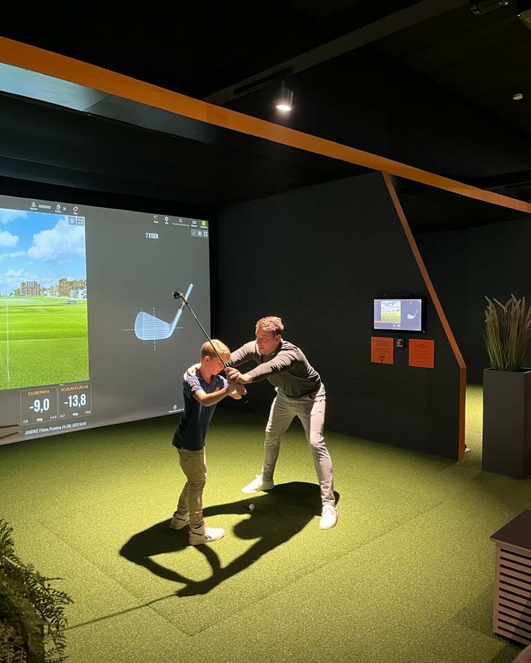 Indoor-Training für Jugendliche im »Eisen 7« (geschrieben: E7SEN) in Glinde. Hier können sich diesen Winter Kinder und Jugendliche (im Alter von 7 – 17 Jahren) mittels Trackman-Technologie austoben und werden von PGA-Golfprofessionals auch noch angeleitet. Zusätzliche gibt es leckere Verpflegung von Resch & Frisch. (Foto: E7SEN)