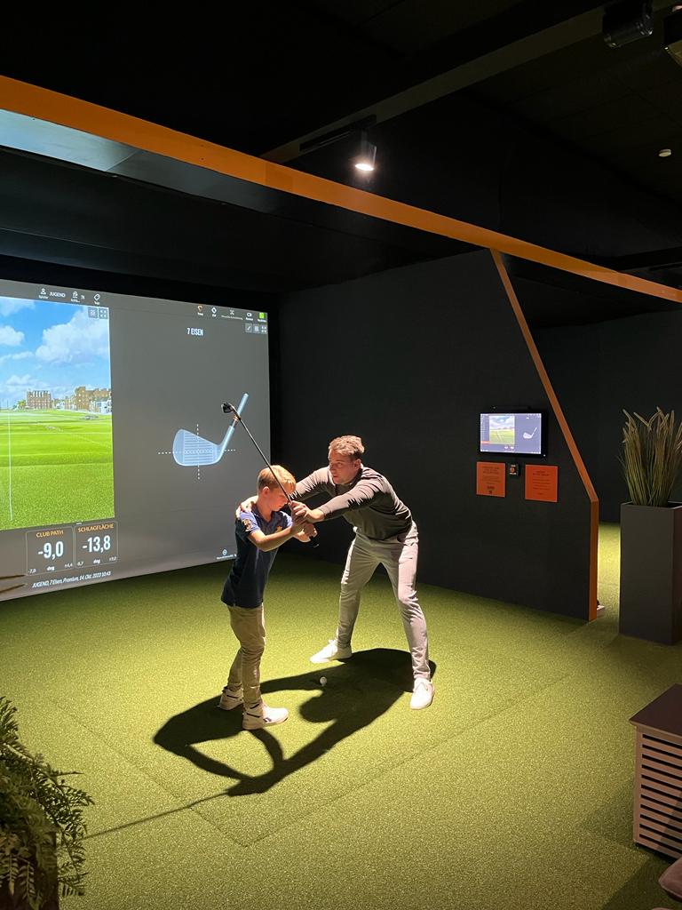 Indoor-Training für Jugendliche im »Eisen 7« (geschrieben: E7SEN) in Glinde. Hier können sich diesen Winter Kinder und Jugendliche (im Alter von 7 – 17 Jahren) mittels Trackman-Technologie austoben und werden von PGA-Golfprofessionals auch noch angeleitet. Zusätzliche gibt es leckere Verpflegung von Resch & Frisch. (Foto: E7SEN)