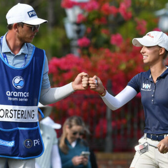 Auf den Profi-Touren normal, in der DGL ab diesem Jahr verboten: Caddies, die nicht als Mannschaftsspieler gemeldet sind. Auf dem Foto: Die deutsche Proette und dreifache Tour-Siegerin Alexandra Försterling mit ihrem Caddie. (Foto: Tristan Jones/LET)