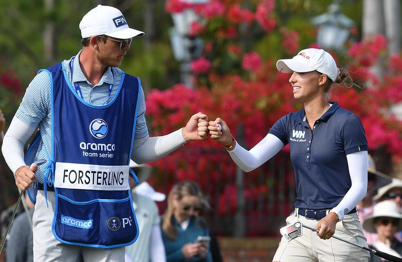 Auf den Profi-Touren normal, in der DGL ab diesem Jahr verboten: Caddies, die nicht als Mannschaftsspieler gemeldet sind. Auf dem Foto: Die deutsche Proette und dreifache Tour-Siegerin Alexandra Försterling mit ihrem Caddie. (Foto: Tristan Jones/LET)