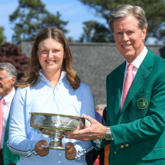 Sieg im Augusta National: Lottie Woad mit Augusta-Chairman Fred Ridley