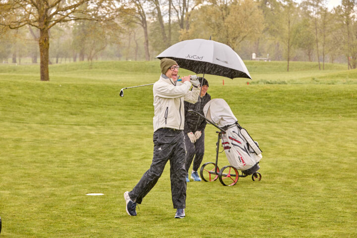 Schauspieler Florian Odendahl gab beim Season Opening im Quellness & Golf Resort Bad Griesbach bei jedem Schlag sein Bestes. (Foto: Quellness & Golf Resort/Pedagrafie)