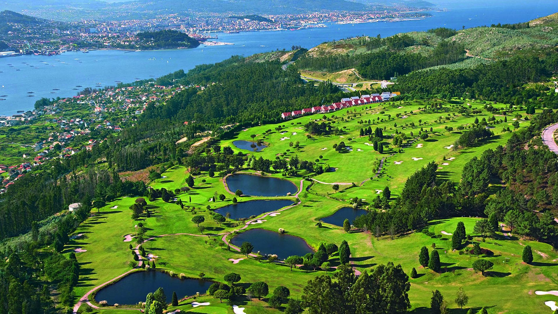 An Wasser mangelt es nicht: Einer Seenlandschaft ähnelt der Golf Ria de Vigo