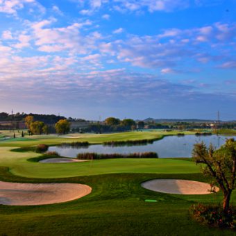 Chervò Golf San Vigilio: Vom erhöhten Aussichtspunkt des Clubhauses fingen wir am frühen Morgen dieses noch taubedeckte Doppelgrün ein.