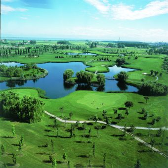 Golf Club Lignano  viel Wasser prägt den Platz.