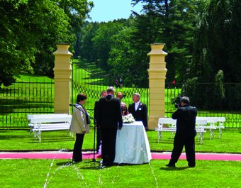 Ringhoffer Golf Club: Vorn eine Trauung vor dem Chateau Stirin