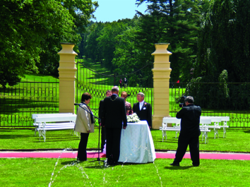 Ringhoffer Golf Club: Vorn eine Trauung vor dem Chateau Stirin