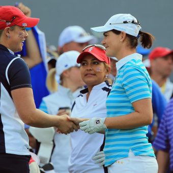 Handshake beim Sollheim Cup 2013: Brittany Lincicome und Caroline Masson.