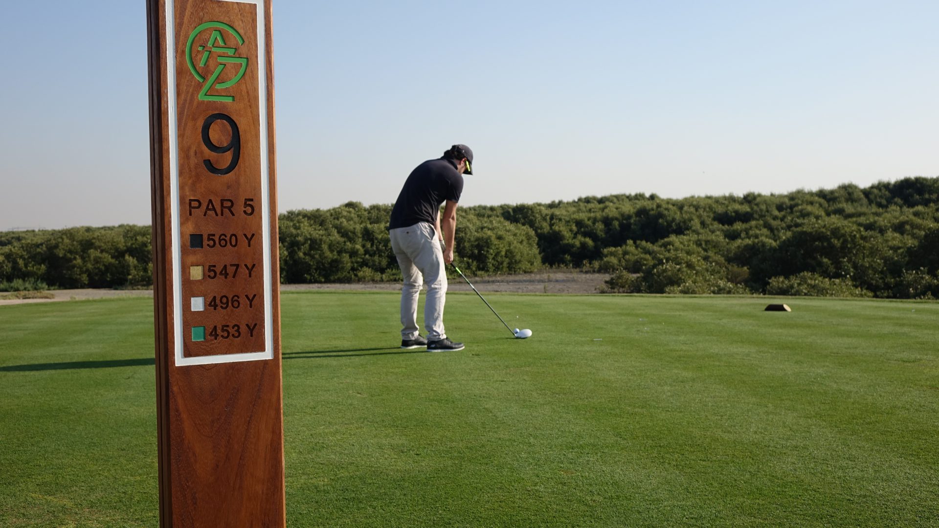 Bahn 9 ist mit 512 Metern eines der längsten Löcher auf dem Al Zorah Golf Club