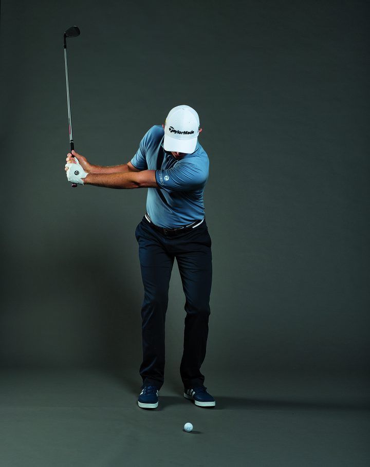 Justin Rose demonstriert die 9-Uhr Position